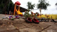 Sejumlah fasilitas seperti area bermain anak lengkap dihadirkan di taman ini.