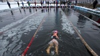 Lomba unik ini digelar tanggal 17-21 Januari 2018. Pesertanya, tentu saja punya kemampuan lebih untuk menahan dingin baik lelaki atau perempuan (Vasily Fedosenko/Reuters)