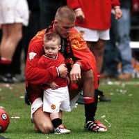 Brooklyn eksis di lapangan hijau bersama sang ayah, David Beckham, saat masih merumput di 2001. (Foto: Getty Images)