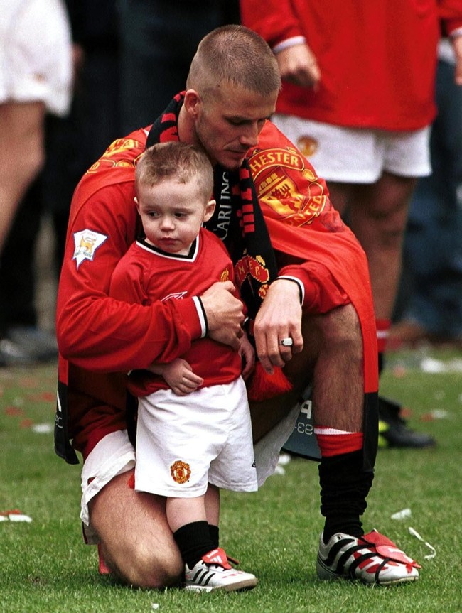 Brooklyn eksis di lapangan hijau bersama sang ayah, David Beckham, saat masih merumput di 2001. (Foto: Getty Images)