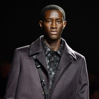 Fashion item yang tak kalah menarik perhatian di koleksi ini adalah pilihan tas. Kim mendesain ulang koper boks Louis Vuitton ke dalam bentuk ransel, clutch hingga tas mungil selempang nan unik dengan sentuhan kekinian. (Foto: Pascal Le Segretain/Getty Images)