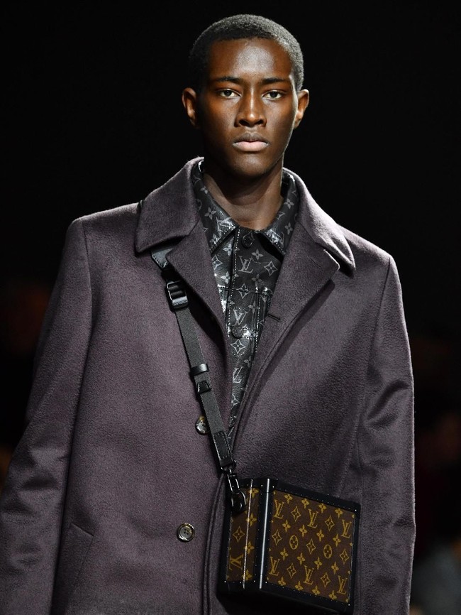 Fashion item yang tak kalah menarik perhatian di koleksi ini adalah pilihan tas. Kim mendesain ulang koper boks Louis Vuitton ke dalam bentuk ransel, clutch hingga tas mungil selempang nan unik dengan sentuhan kekinian. (Foto: Pascal Le Segretain/Getty Images)