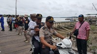 Meski lokasi susah dijangkau, tapi aparat bahu membahu memberikan pertolongan.