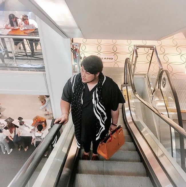 Desainer dan presenter Ivan Gunawan terlihat membawa tas Hermes Birkin Togo Gold Hardware seharga US$ 18.700 atau sekitar Rp 249 juta. Foto: Dok. Instagram, Istimewa