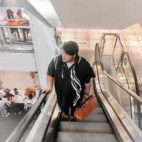 Desainer dan presenter Ivan Gunawan terlihat membawa tas Hermes Birkin Togo Gold Hardware seharga US$ 18.700 atau sekitar Rp 249 juta. Foto: Dok. Instagram, Istimewa