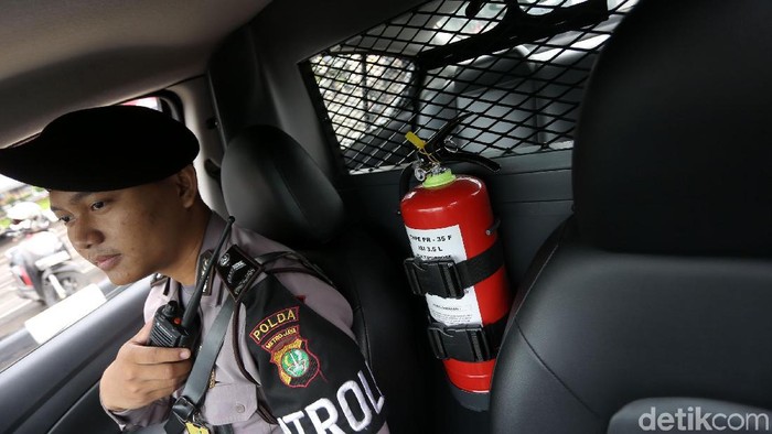 Petugas Polisi bersiap sebelum melakukan patroli di Polda Metro Jaya, Jakarta, Jumat (19/1/2018). Polda Metro Jaya memiliki 150 unit mobil patroli baru untuk menunjang operasional. Mobil patroli ini dilengkapi peralatan guna melengkapi tugas-tugas polisi di lapangan. Sesuai dengan namanya, mobil tersebut digunakan sebagai sarana petugas kepolisian dalam melakukan patroli. Dengan adanya penambahan unit mobil patroli ini, diharapkan Jakarta semakin aman. Adapun mobil untuk patroli ini keluaran Nissan type Almera. Selain alat komunikasi handy talkie, public address, mobil tersebut dilengkapi dengan alat pemadam api ringan (APAR) serta peralatan P3K.
