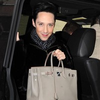 Pemain Ice Skating Amerika yang sudah dua kali jadi juara Olimpiade, Johnny Weir, tampil stylish dengan tas Hermes Birkin. Foto: Dok. Instagram, Istimewa