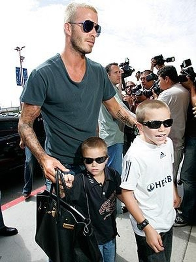 Pesepakbola David Beckham pernah tertangkap kamera menenteng tas Hermes Birkin berwarna hitam. Foto: Dok. Instagram, Istimewa