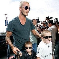 Pesepakbola David Beckham pernah tertangkap kamera menenteng tas Hermes Birkin berwarna hitam. Foto: Dok. Instagram, Istimewa