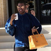 Elijah Johnson atau E.J. Johnson yang dikenal sebagai bintang reality show Rich Kids of Beverly Hills terlihat berjalan-jalan sambil menenteng tas Hermes Birkin berwarna kuning. Foto: Dok. Instagram, Istimewa