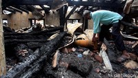 Pekerja menyisir dan membersihkan sisa puing-puing usai kebakaran di Museum Bahari, Jumat (19/1/2018). Pasca terbakar beberapa hari lalu, museum ini belum bisa dikunjungi oleh masyarakat.
