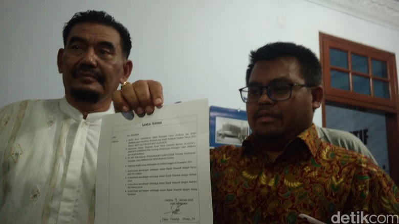 Siswandi Serahkan Bukti Percakapan Mahar Politik Siswandi Serahkan Bukti Percakapan Mahar Politik