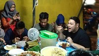 Meskipun gaun rancangannya bernilai puluhan hingga ratusan juta, Igun tetap menjadi sosok yang membumi. Buktinya, ia tak sungkan makan di warung pinggir jalan. Kali ini yang disantap adalah Gudeg Mba Tum di Semarang. Yummy! Foto: Instagram @ivan_gunawan