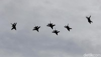 Aksi akrobatik para pilot TNI tersebut tentu saja mengundang decak kagum yang hadir dan melihat secara langsung.