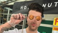 Melanie Albert dari Colorado adalah salah satu orang yang ada di belakang akun Instagram ini. Foto: Instagram boyswithbread
