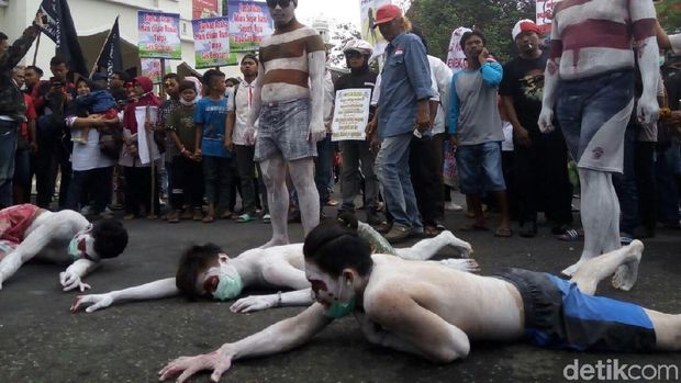 Aksi teatrikal dalam demonstrasi menuntut penutupan PT RUM.
