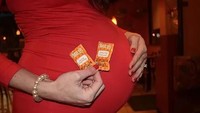 Saos pun jadi objek foto Kristin saat di Taco Bell. Perutnya kelihatan besar ya? Foto: Kristin Johnston