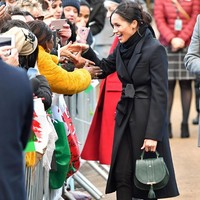 Mantel tersebut tampak berpadu manis dengan skinny jeans hitam rancangan desainer Wales, David dan Calre Hieatt, scarf hitam, dan ankle boots berbahan beledu (velvet) nan elegan. (Foto: Getty Images)