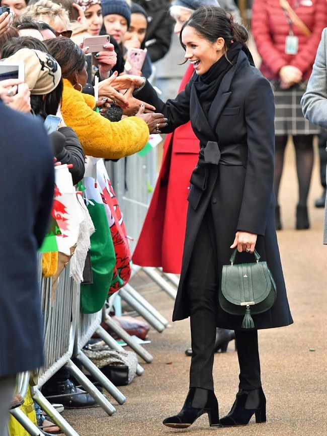 Mantel tersebut tampak berpadu manis dengan skinny jeans hitam rancangan desainer Wales, David dan Calre Hieatt, scarf hitam, dan ankle boots berbahan beledu (velvet) nan elegan. (Foto: Getty Images)