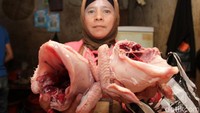 Seorang pedagang menunjukkan ayam potong yang dijual di Pasar Soreang.