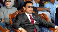 Menko Polhukam Wiranto langsung nonaktif dari posisi Ketum Hanura. Ia kemudian mengundurkan diri dan digantikan Oesman Sapta Odang (OSO). Kini dia menjadi Ketua Dewan Pembina Hanura, yang tidak bekerja aktif di partai. (Foto: Rengga Sancaya/detikcom).