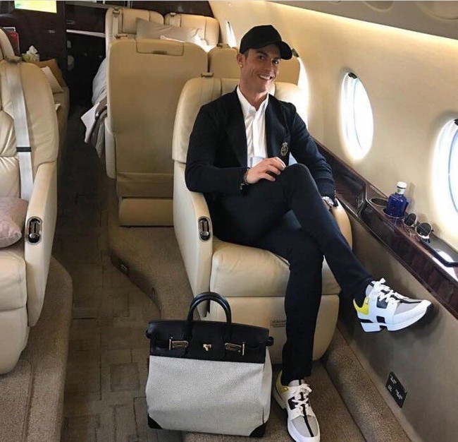 Pesepakbola Cristiano Ronaldo pun menyukai brand Hermes. Berpergian memakai pesawat jet pribadi, Cristiano Ronaldo tampil stylish dalam balutan jaket Dolce & Gabbana, sneakers Hermes dan tampak membawa tas Hermes Birkin berukuran besar. Foto: Dok. Instagram, Istimewa