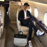 Pesepakbola Cristiano Ronaldo pun menyukai brand Hermes. Berpergian memakai pesawat jet pribadi, Cristiano Ronaldo tampil stylish dalam balutan jaket Dolce & Gabbana, sneakers Hermes dan tampak membawa tas Hermes Birkin berukuran besar. Foto: Dok. Instagram, Istimewa