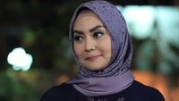 Ketika berhijab ungu dan menjalani salah satu adegan. Foto: Instagram/thessakaunangtuiit