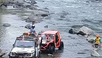 Dengan mobil off road atau motor cross, traveler akan menantang lintasan bebatuan cadas dan aliran sungai yang deras (Mohammad Bakrie/detikTravel)