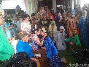 Tangis Haru dan Bahagia Erna Santoso Lepas Ardina Rasti Menikah