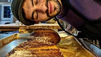 Kok manis yaaa! Terlihat dirinya sedang berpose sambil mendekat ke arah roti yang dibuat. Gimana kalau kalian punya pacar yang pintar bikin roti seperti ini? Foto: Instagram boyswithbread