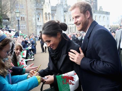 Meghan Markle saat memberi tanda tangan kepada warga di Cardiff, Wales.