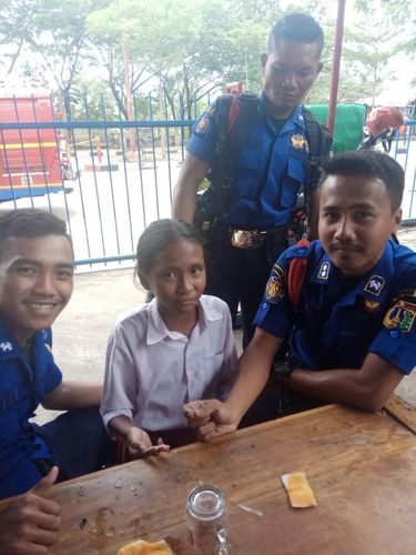 Petugas damkar bantu siswa yang kesulitan lepas cincin dari jarinya