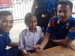 Saat Petugas Damkar Bantu Siswi di Cilincing Lepas Cincin Nyangkut