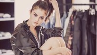 Putus dari Justin Bieber tahun 2014, Selena tak menginginkan siapapun krunya yang bernama Justin sehingga mereka punya nama sebutan lain. Permintaan lain Selena adalah chicken pot pie dan acar. Foto: Alberto Turincio/Puma