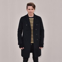 Gaya high street ala Brooklyn Beckham di fashion show Burberry, pada 2016. (Foto: Getty Images)