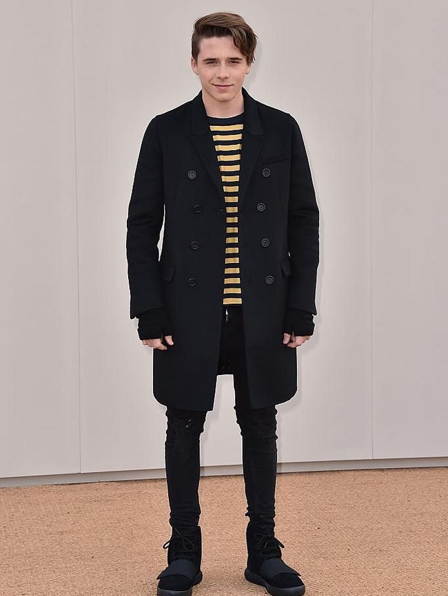 Gaya high street ala Brooklyn Beckham di fashion show Burberry, pada 2016. (Foto: Getty Images)