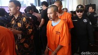 Para tersangka dihadirkan dengan memakai baju tahanan BNN. Tangan mereka juga diborgol.
