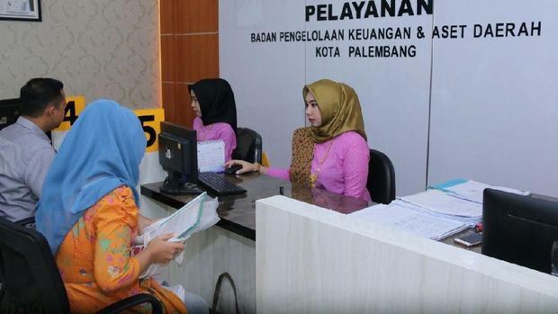 Pakai Baju Adat, PNS Cantik Ini Siap Layani Warga Palembang