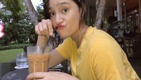 Weekend mood, tulis kekasih Herjunot Ali ini. Sedang minum es kopi atau teh susu ya? Yang jelas saat itu ia sedang berada di Singapur. Foto: Instragram @tatjanasaphira