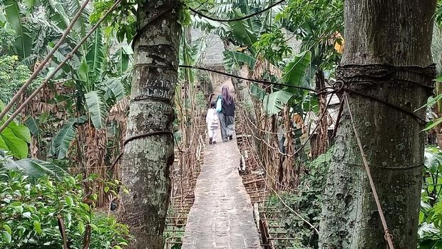 Melihat Lagi Jembatan Gantung Mengerikan Penghubung Jaksel-Depok