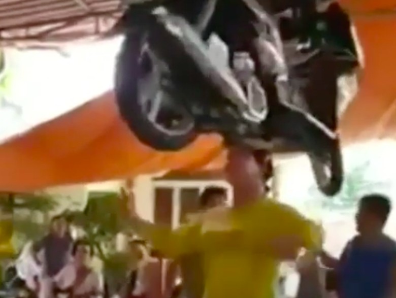 Heboh! Emak-emak Super, Taruh Motor Matik di Kepalanya Foto: Pool (Instagram) Heboh! Emak-emak Super, Taruh Motor Matik di Kepalanya Foto: Pool (Instagram)