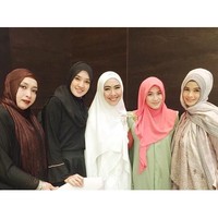 Tampil bersama, Dhini Aminarti, Oki Setiana Dewi, Alyssa Soebandono, dan Jihan Fahira bikin hati jadi adem ya? Foto: Instagram
