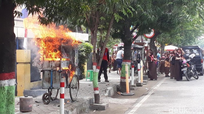 Gerobak Cireng di Brebes ini Terbakar dan Bikin Anak Sekolah Berlarian