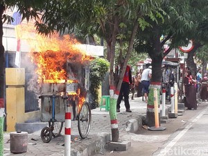 Gerobak Cireng di Brebes ini Terbakar dan Bikin Anak Sekolah Berlarian