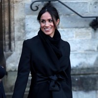 Aktris berdarah Amerika Serikat ini mengenakan mantel hitam rancagan Stella McCartney seharga 1.350 poundsterling atau sekitar Rp 25 juta. (Foto: Getty Images)