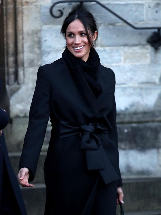 Aktris berdarah Amerika Serikat ini mengenakan mantel hitam rancagan Stella McCartney seharga 1.350 poundsterling atau sekitar Rp 25 juta. (Foto: Getty Images)