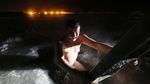 Saat Vladimir Putin Telanjang Dada dan Nyelup ke Danau