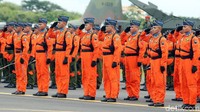Para prajurit TNI AU memberikan penghormatan saat mengikuti upacara serah terima jabatan KSAU.