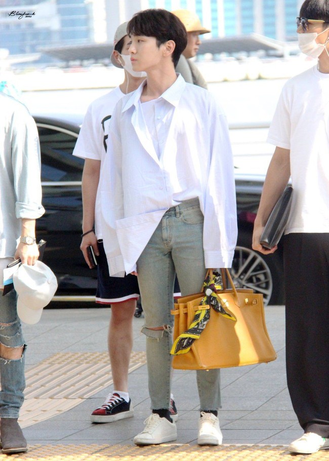 Personel pop idol Korea, Shinee, Key, juga menyukai tas Hermes Birkin. Key menenteng tas Hermes Birkin dengan scarf yang dililitkan ke pegangan tasnya. Foto: Dok. Instagram, Istimewa
